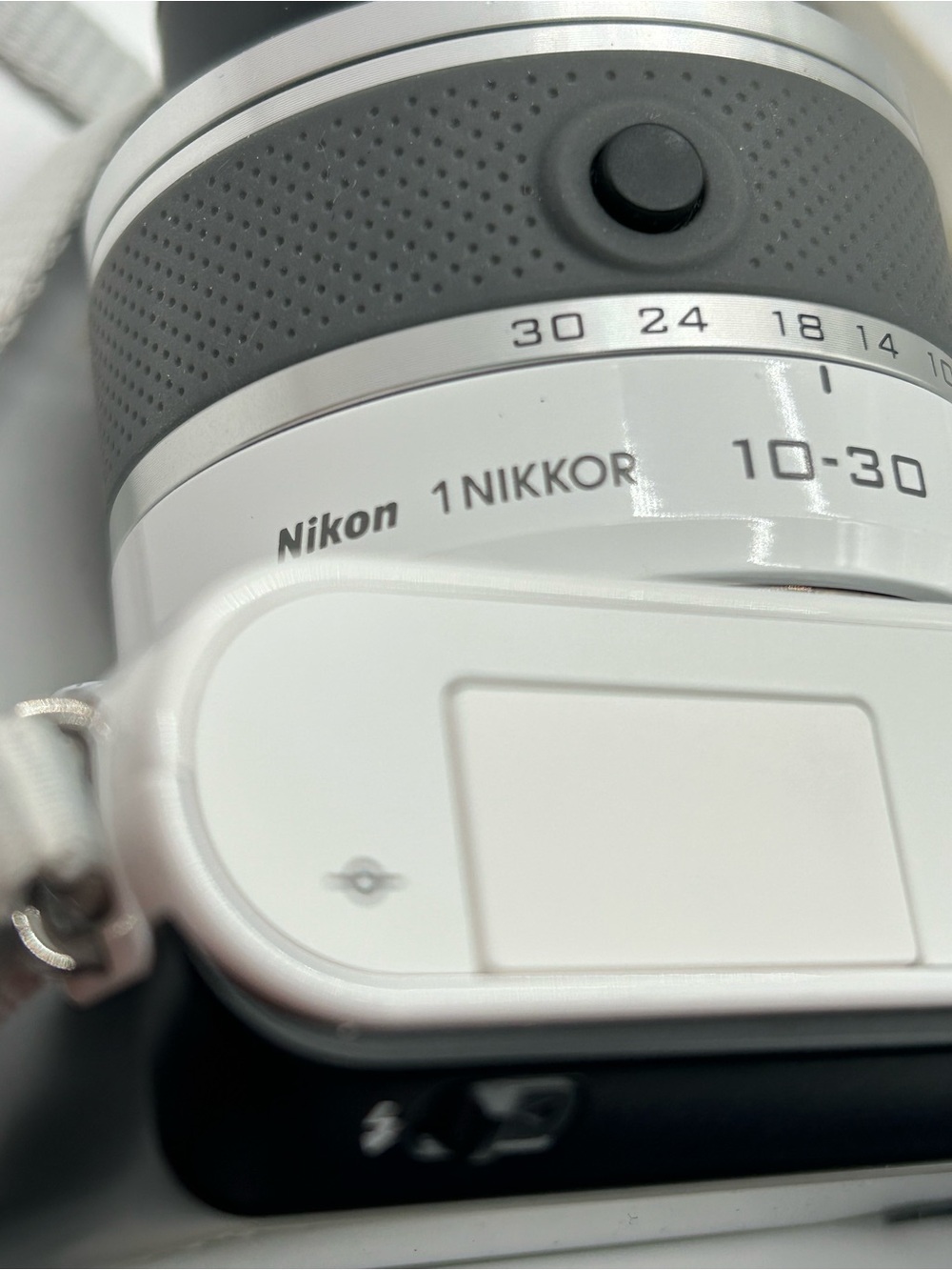 Nikon White J1 Mirrorless Camera with 10-30mm Lens - Picture 10 of 12